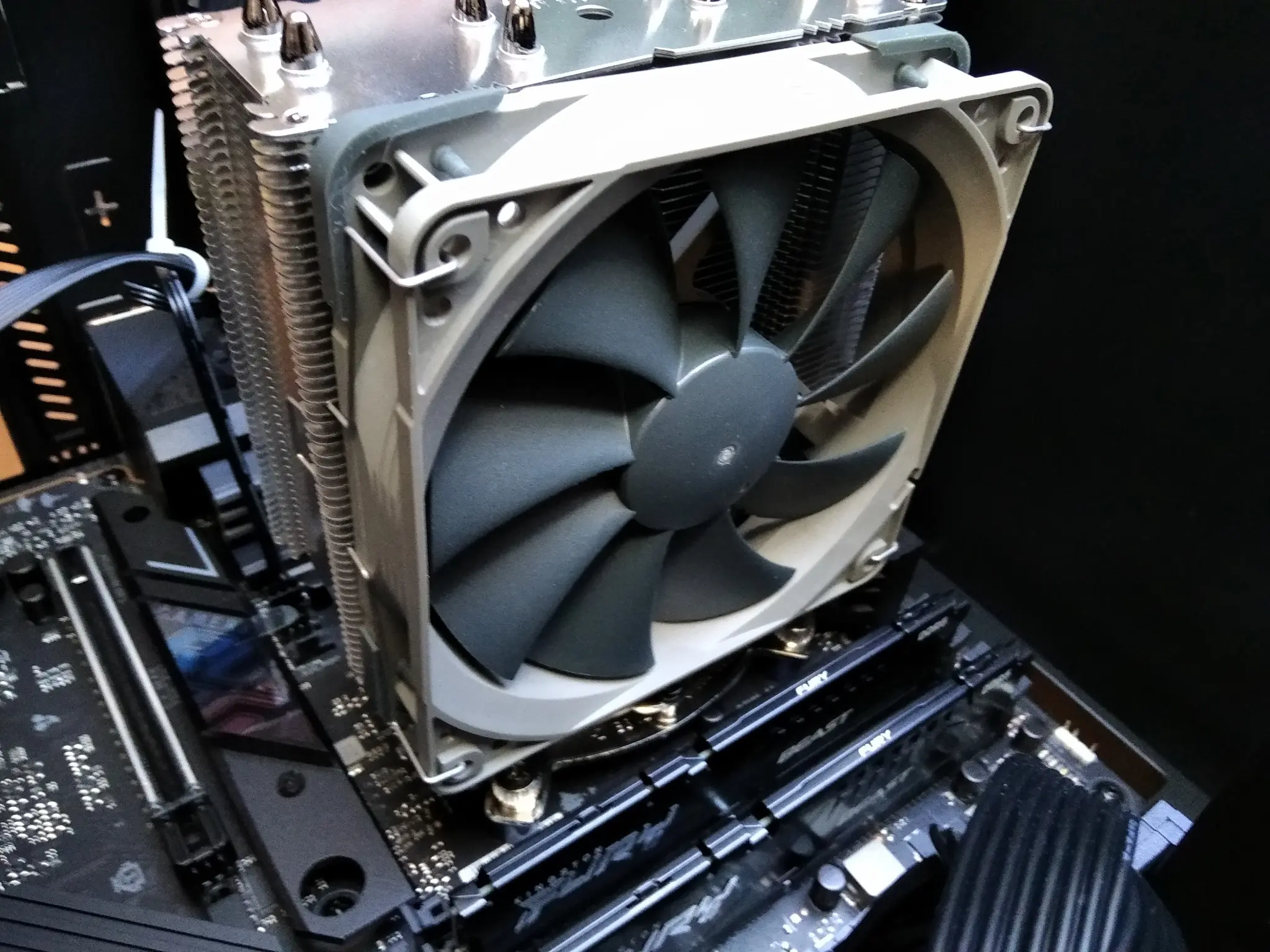 Dissipatore ad aria installato su un processore desktop durante l'assemblaggio di un PC