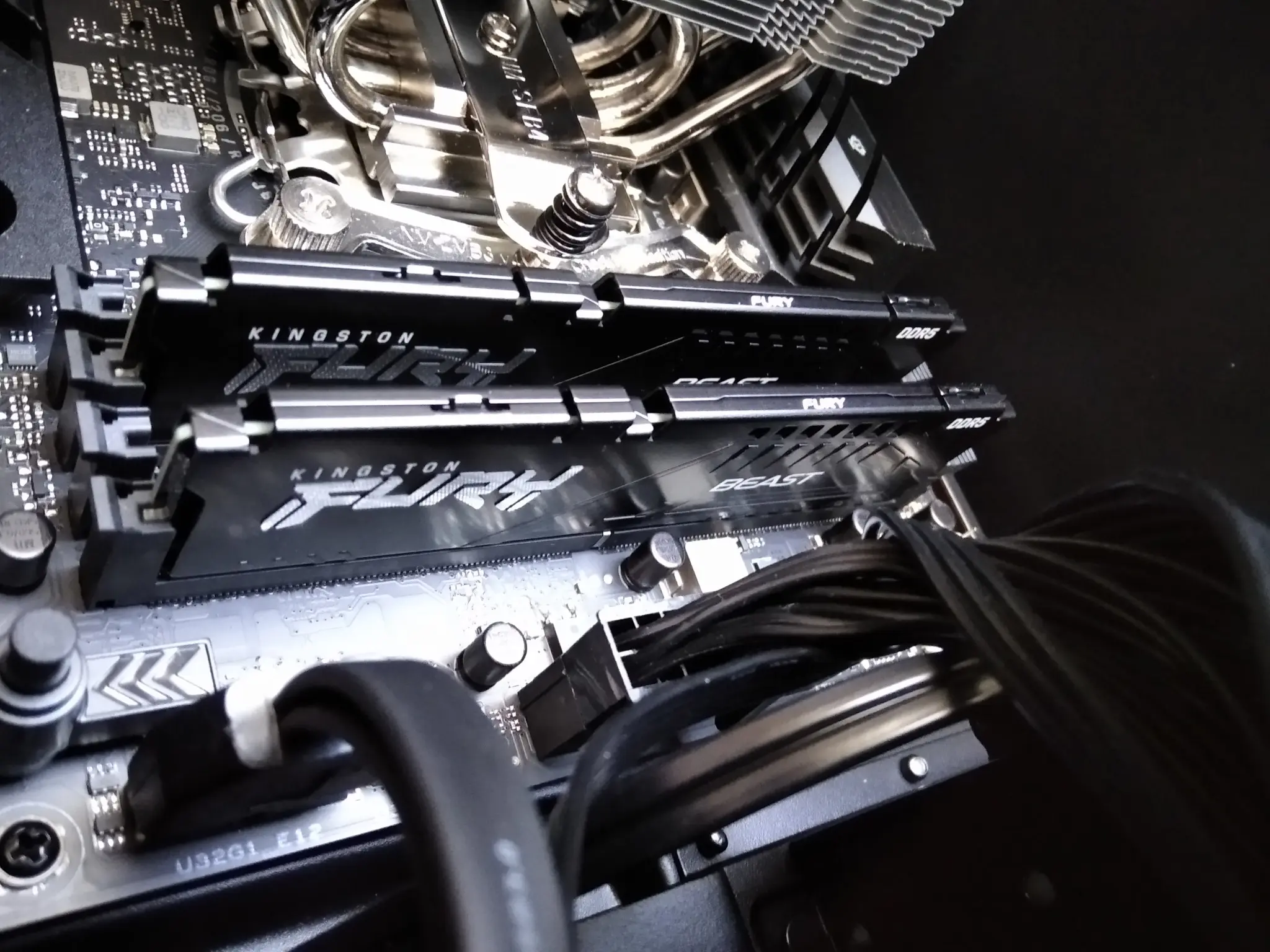 Moduli di memoria Kingston Fury Beast DDR5 installati su una scheda madre