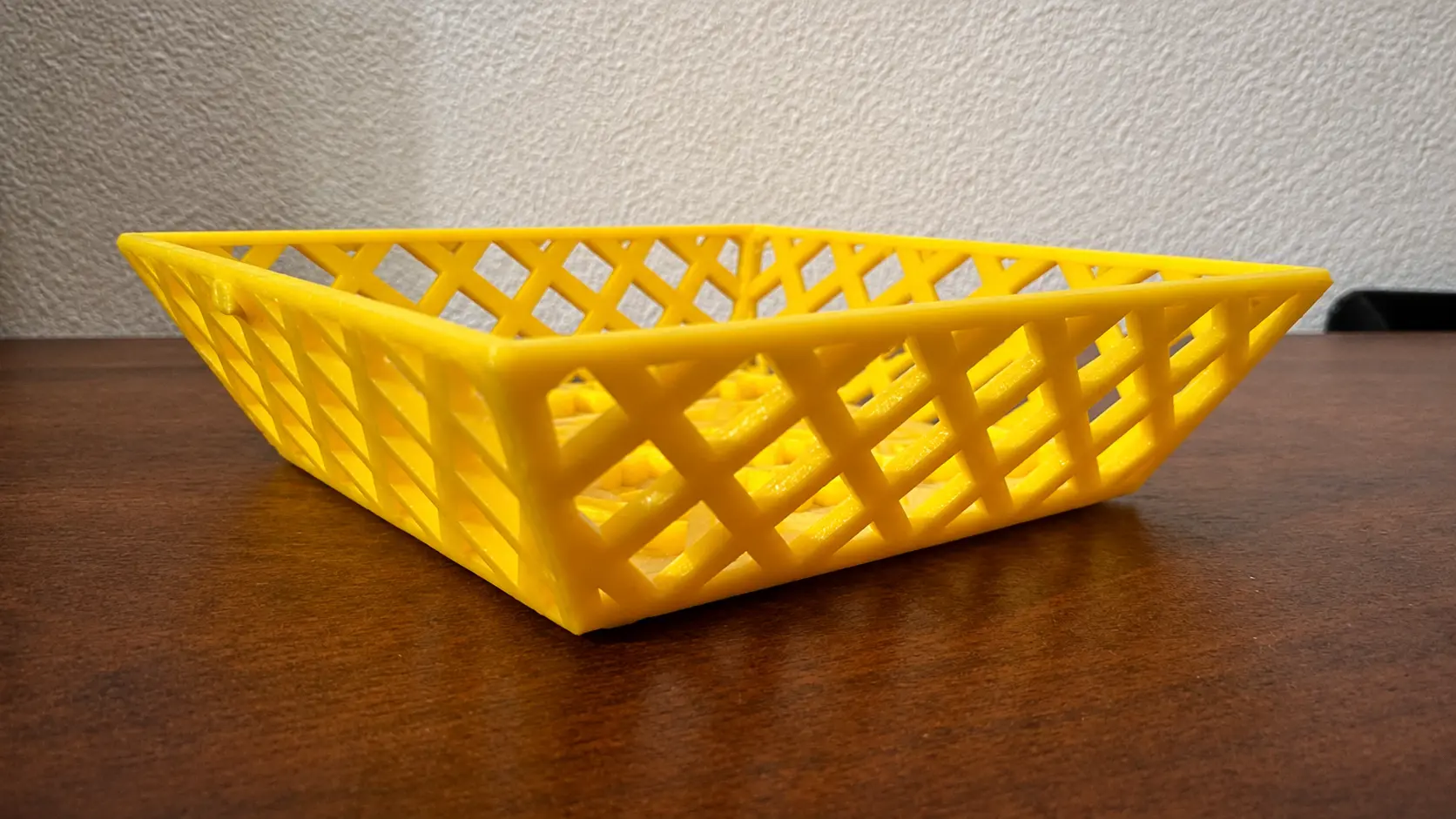 Cestino giallo con struttura traforata realizzato con stampa 3D