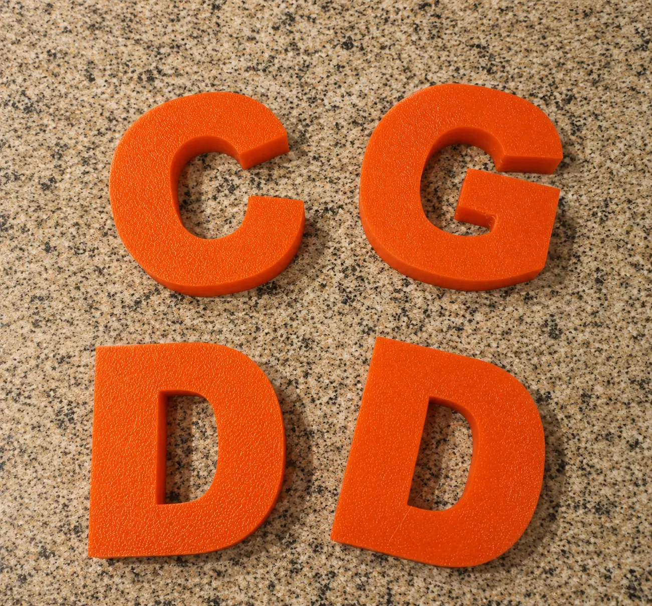 Lettere colorate realizzate con stampa 3D per decorare il frigorifero