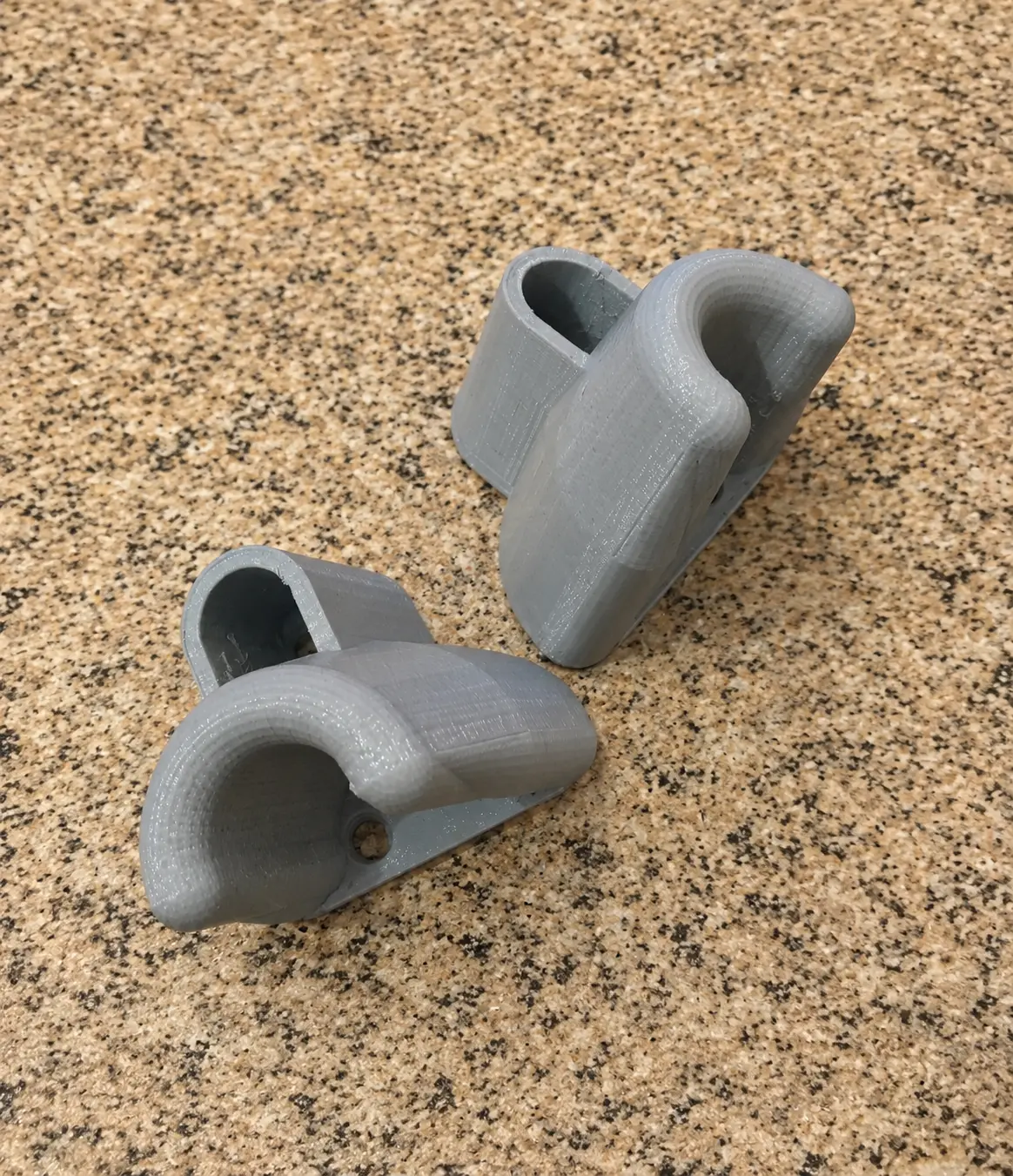 Prototipi di supporti stampati in 3D per un'asta da tenda