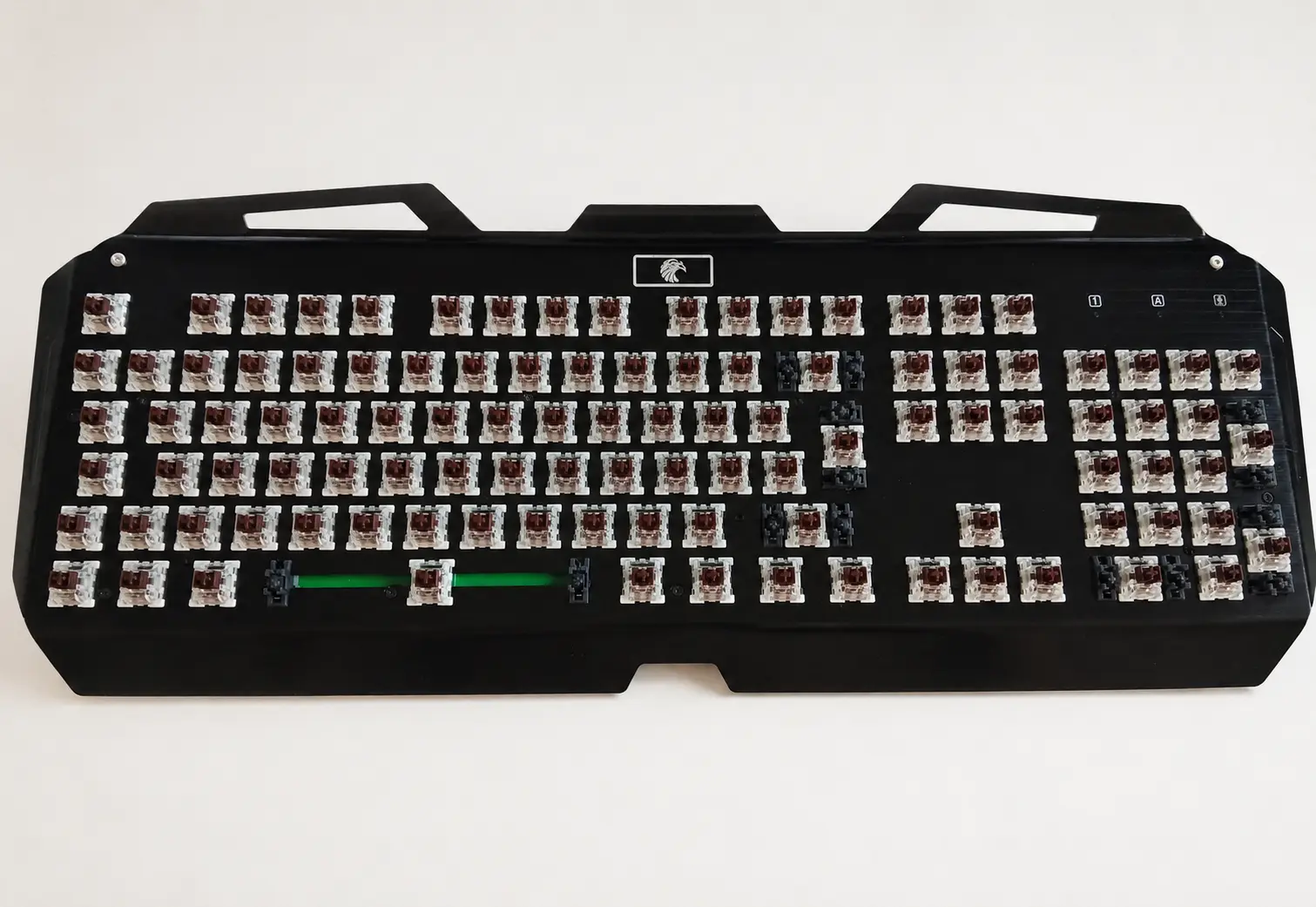 Tastiera meccanica con i keycap rimossi e gli switch esposti durante la manutenzione