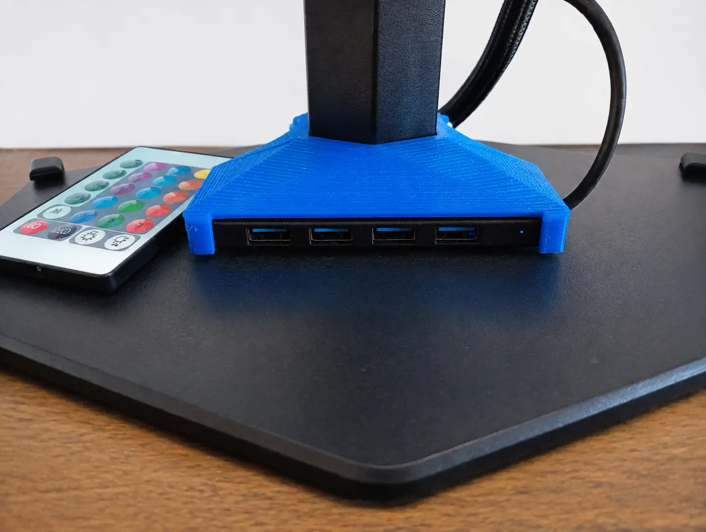 Dettaglio ravvicinato di un hub USB inserito in un supporto stampato in 3D