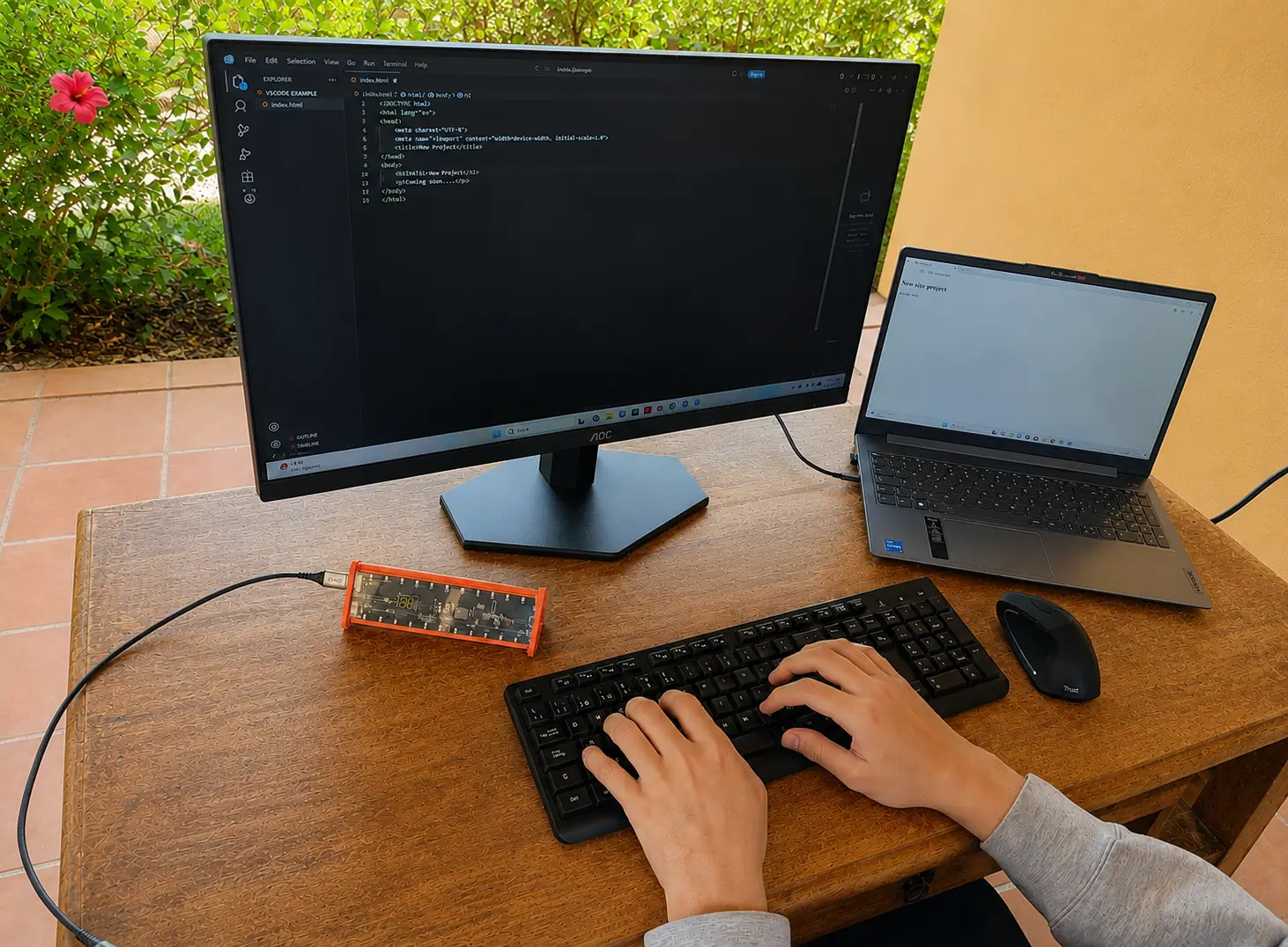 Postazione mobile TekCare360 con notebook, monitor, tastiera e mouse su un tavolo all'aperto