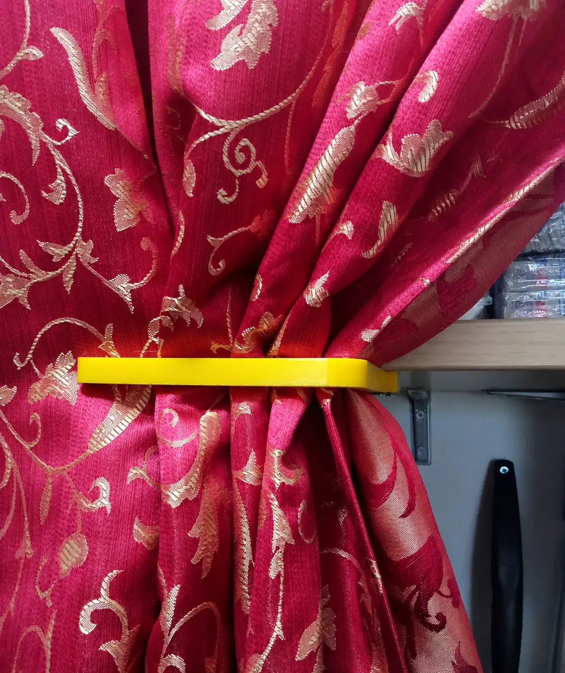 Supporto personalizzato per sostenere un'asta da tenda interna