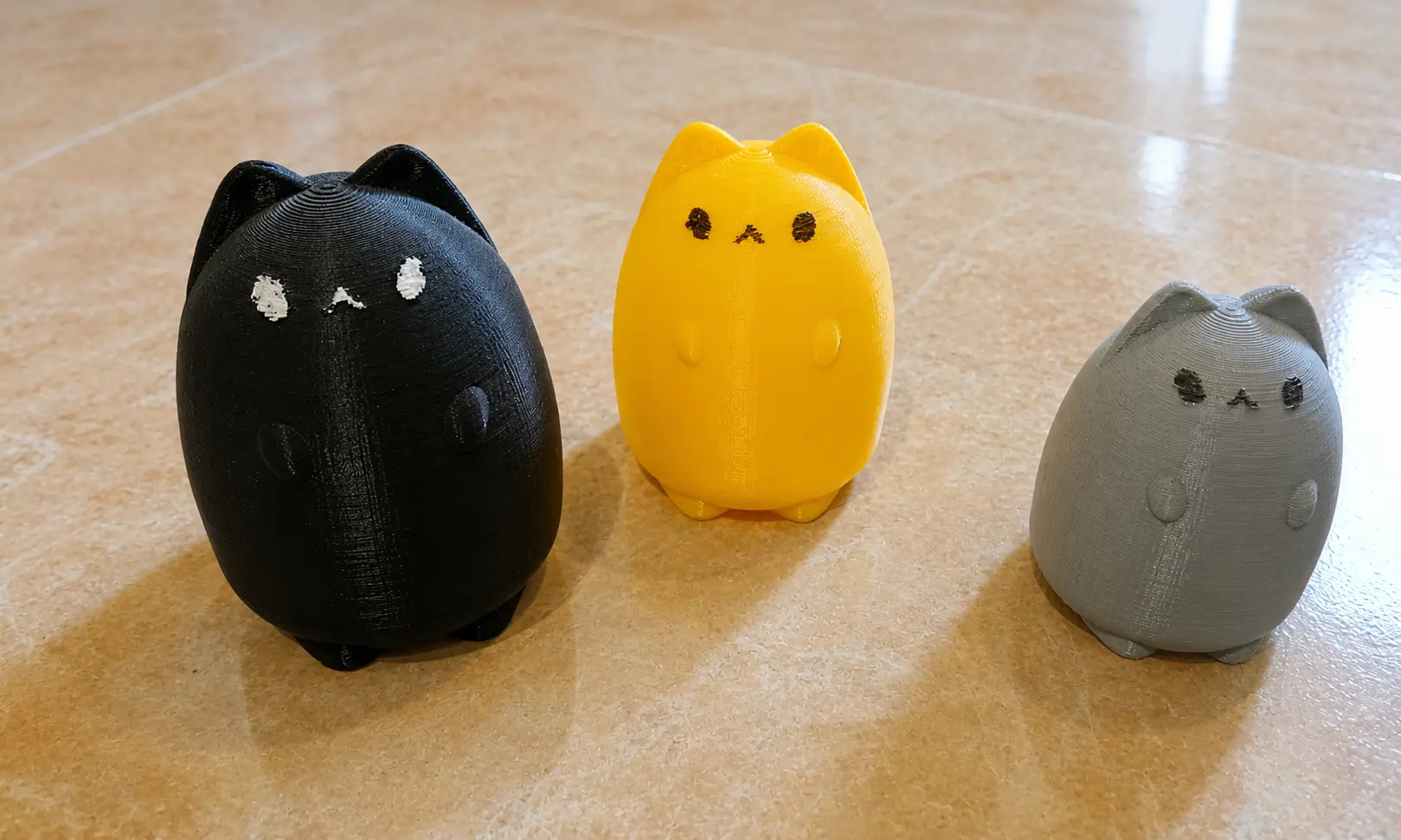 Piccoli gatti decorativi realizzati con stampa 3D