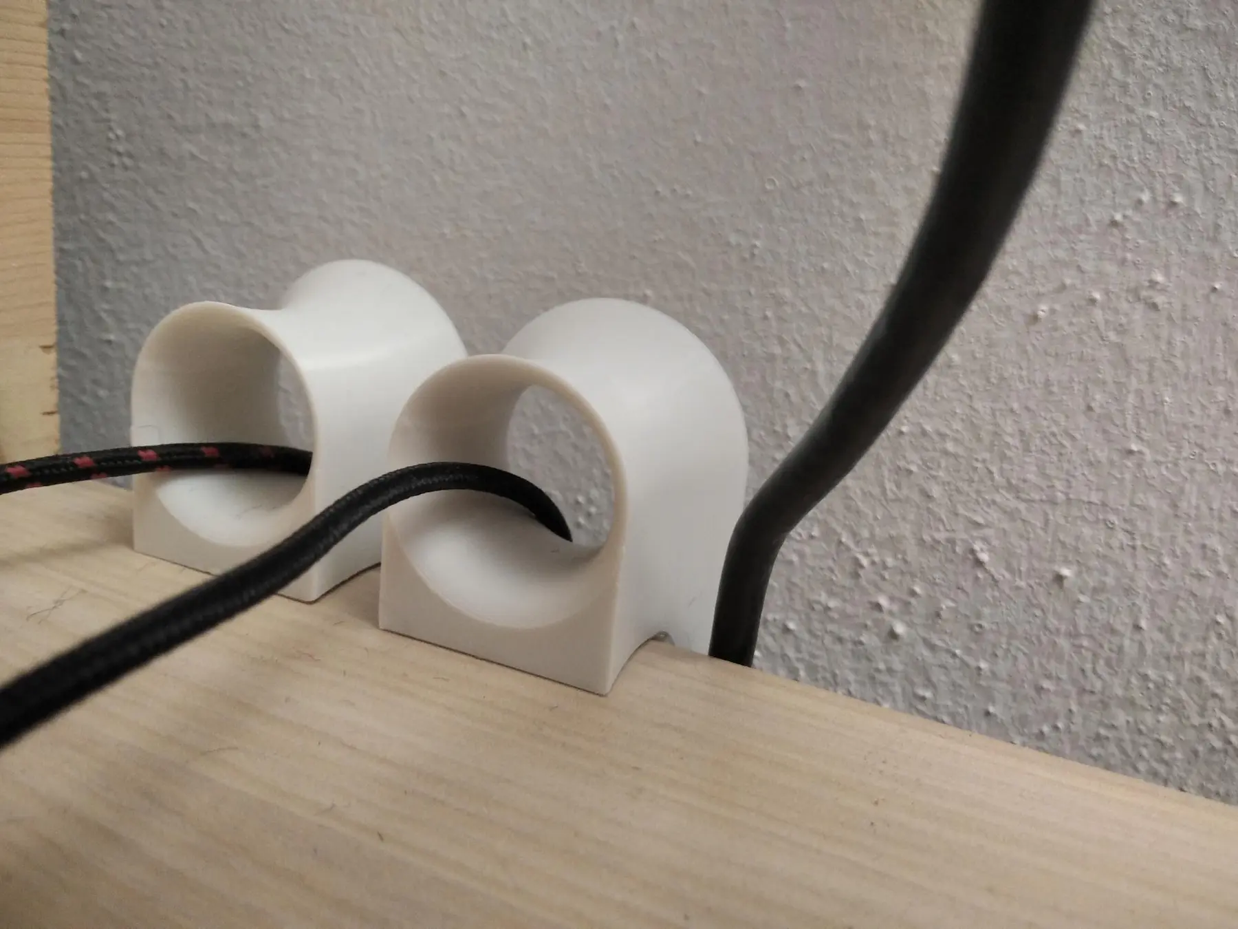 Passacavi progettati per proteggere i cavi e facilitare il movimento del mouse
