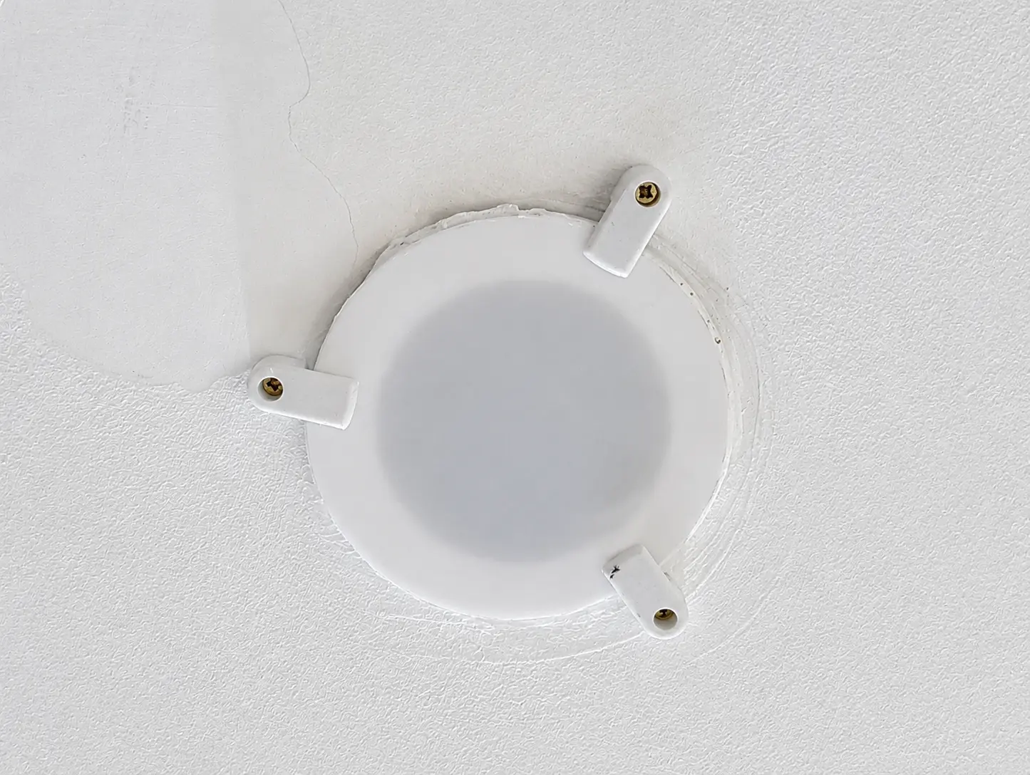 Supporti bianchi stampati in 3D utilizzati per riparare una lampada da soffitto