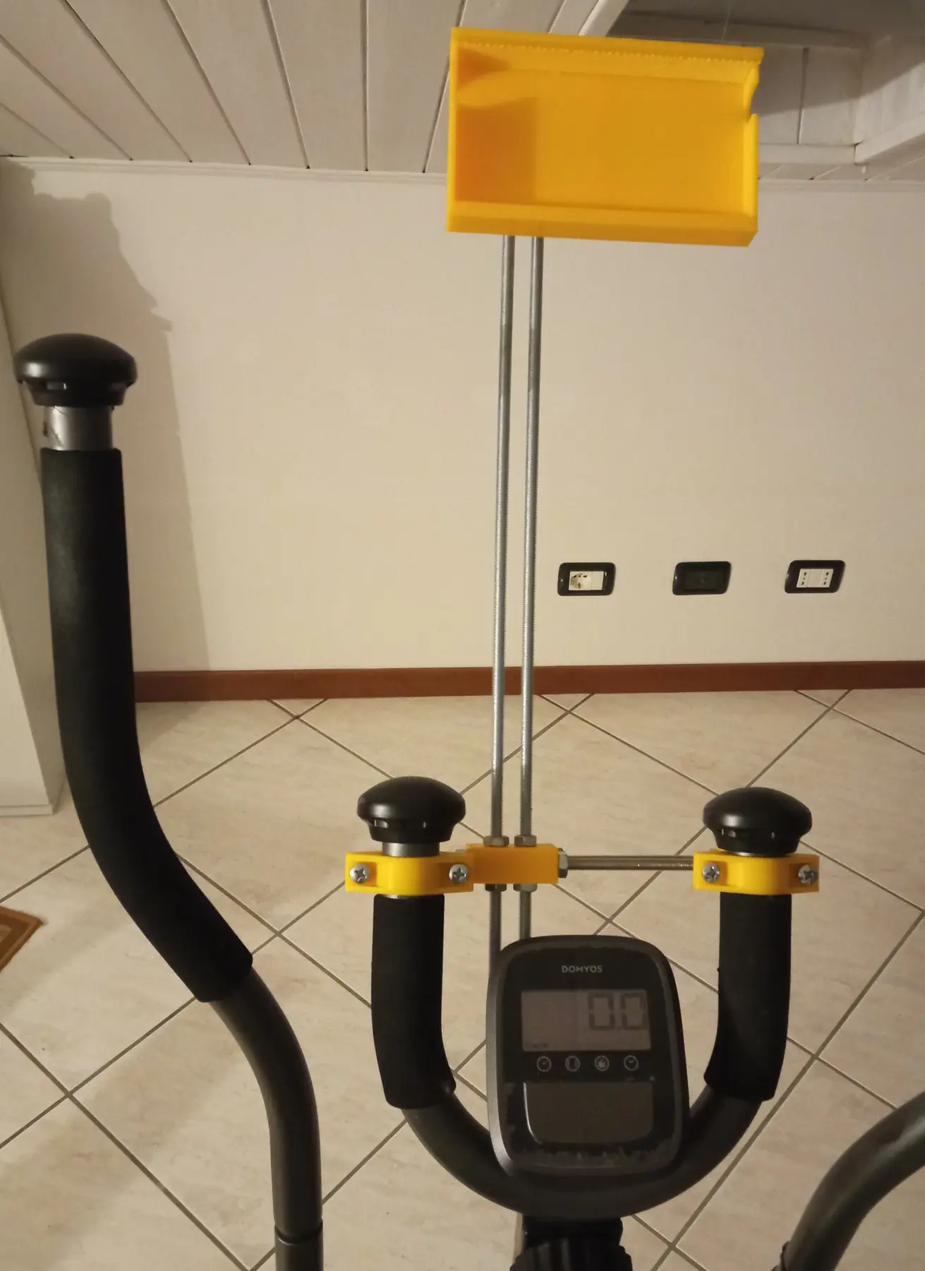 Supporto per cellulare progettato per una macchina ellittica